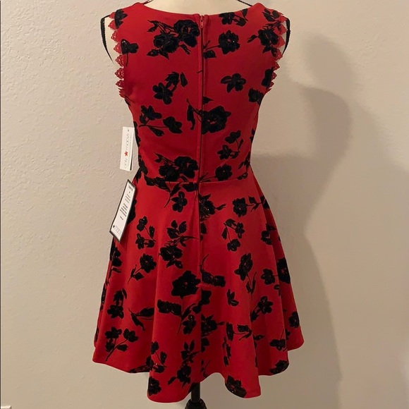 Beautiful Evening Dress - Picture 3 of 4